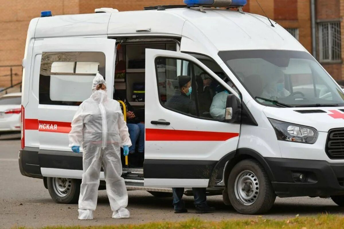 Машина скорой помощи больного в больницу. Машина скорой помощи врачи. Ковидные скорые помощи.