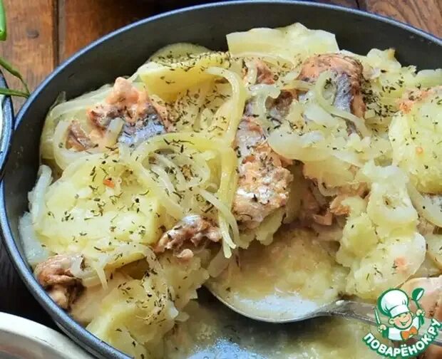 Картошка горбуша сливки. Горбуша с картошкой в духовке. горбуша с картошкой в духовке со сметаной. горбуша в духовке с картошкой и лимоном. рыба с картошкой в духовке под сметаной.