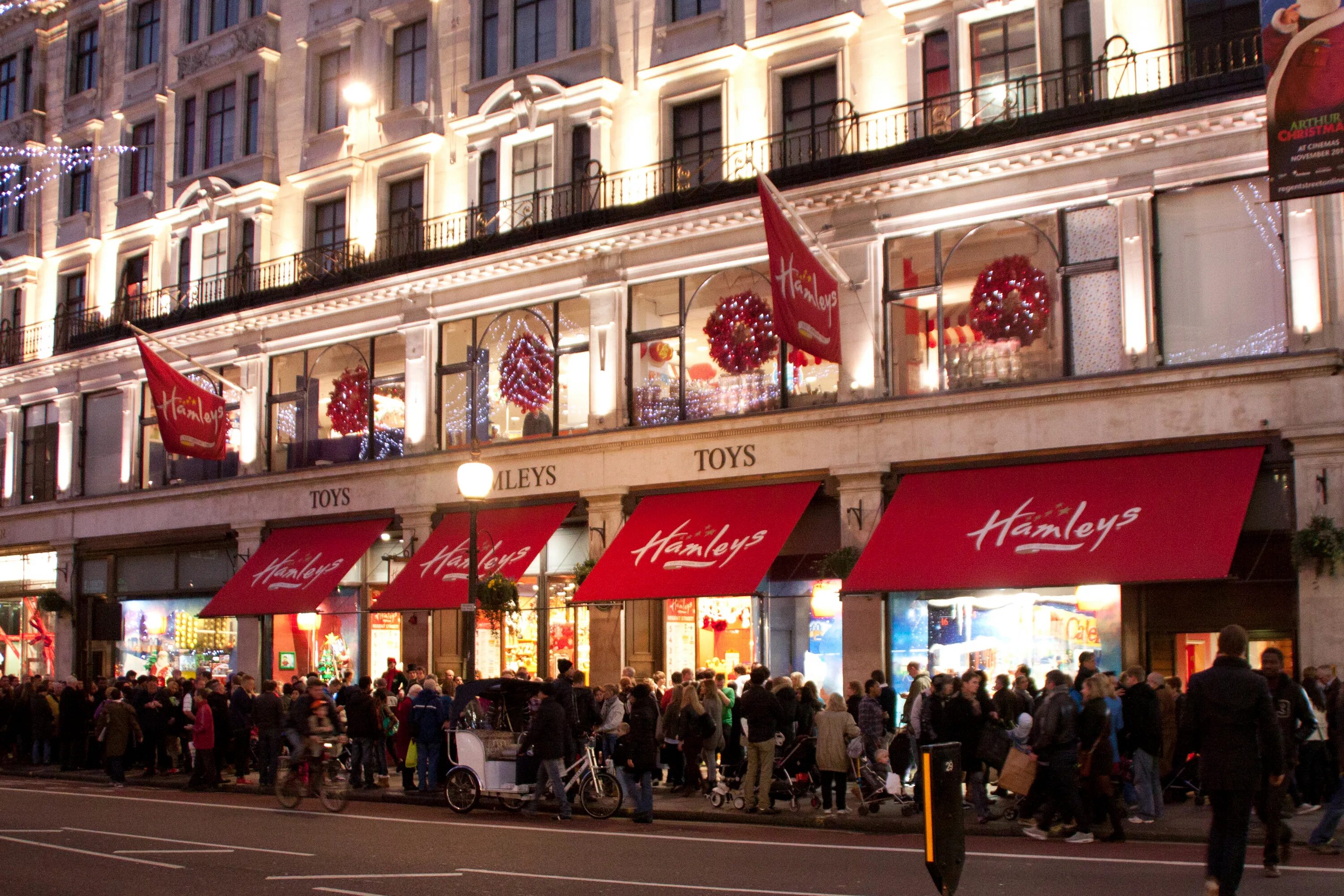 Hamleys london. Риджент стрит Лондон. Хамлес магазин игрушек Лондон. Hamleys магазин игрушек в Лондоне. Магазин Хэмлис в Лондоне.