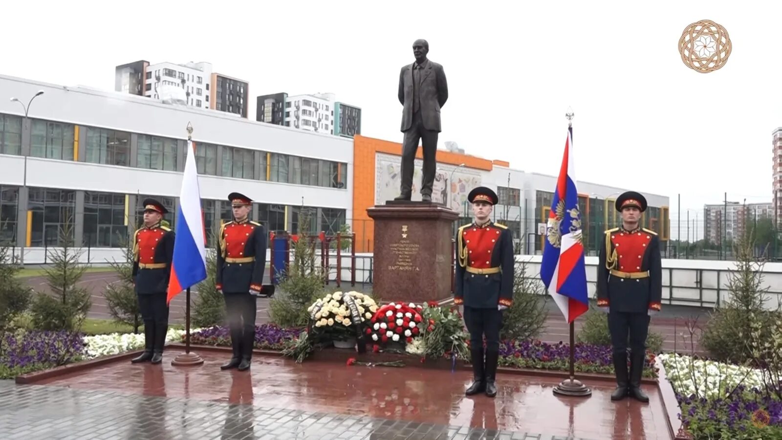 Памятник Геворку Вартаняну в Москве. Варданян Геворк памятник. Вартанян Геворк Андреевич памятник. Памятник Геворку Вартаняну 2070. Школа 2070 героя вартаняна