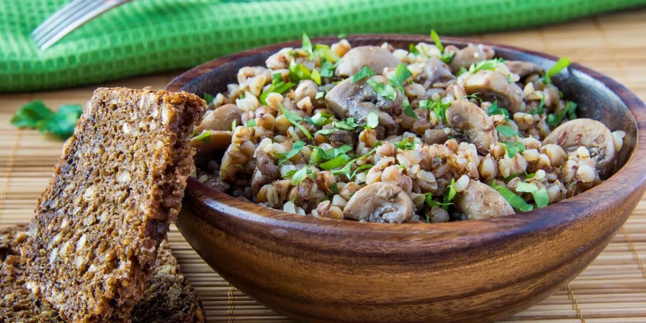 Гречка с грибами и луком. Гречка с грибами шампиньонами. Гречневая каша с грибами. Гречка с шампиньонами и луком. Гречневая каша с жареными грибами