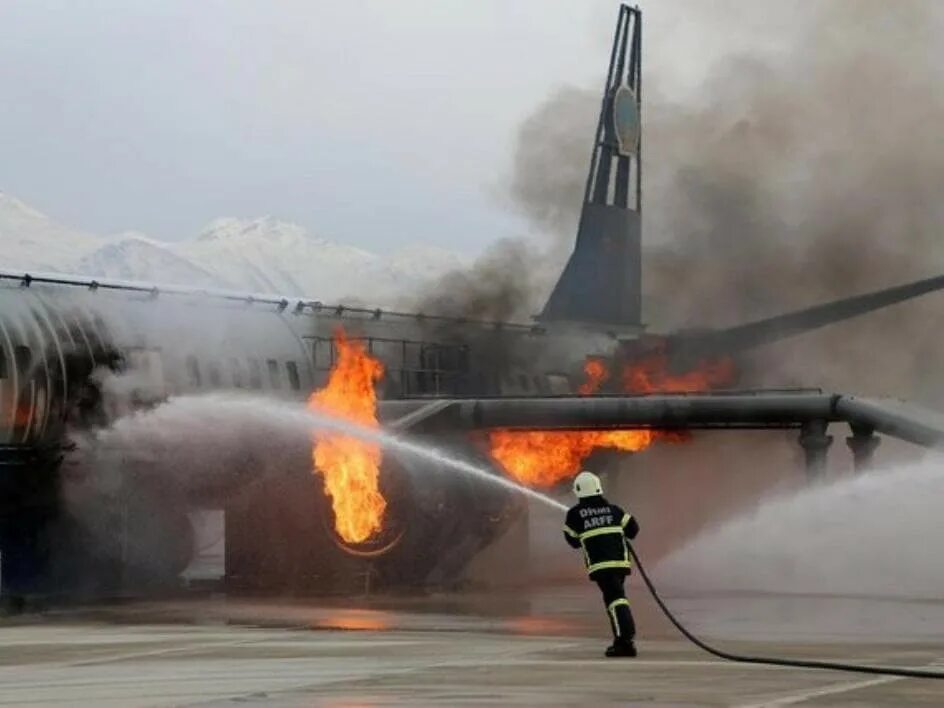 Тушение пожара в крокусе. Пожар в самолете. Пожары на воздушном транспорте. Горящий пассажирский самолёт.
