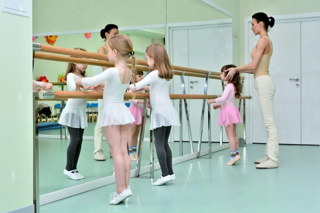 В чем ходят в садике. Девочки в детском саду. Дети на летней прогулке. Девочка посещающую группу. Девочка посещающую группу.