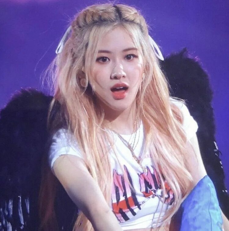 розэ blackpink в белом платье. розе блэк пинк смешная. розе удивлена. розе блэк пинк мемы. розе блэк пинк.