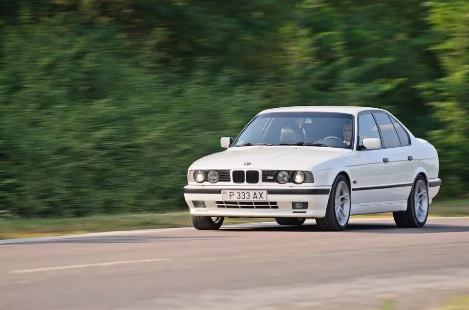 Е34 узкая. BMW e34 белая. BMW m5 e34 White. БМВ м5 е34 белая. BMW e34 m5 белая.