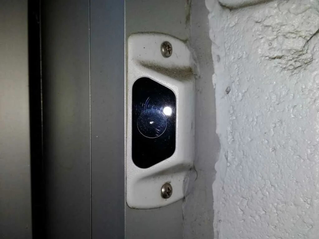 Антивандальная камера в подъезд. Дверь с камерой видеонаблюдения. Камера на входную дверь. Камера над входной дверью в квартиру. Установлена камера в квартире можно