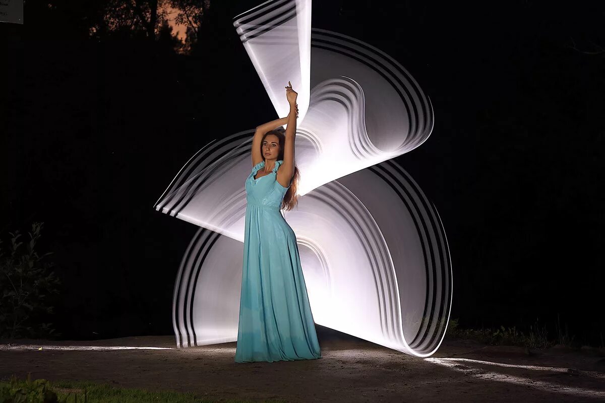 включи длинный свет. люминесцентная лампа теплый свет. люминесцентные лампы на черном фоне. светильник для ламп лб-40. человек включает свет.