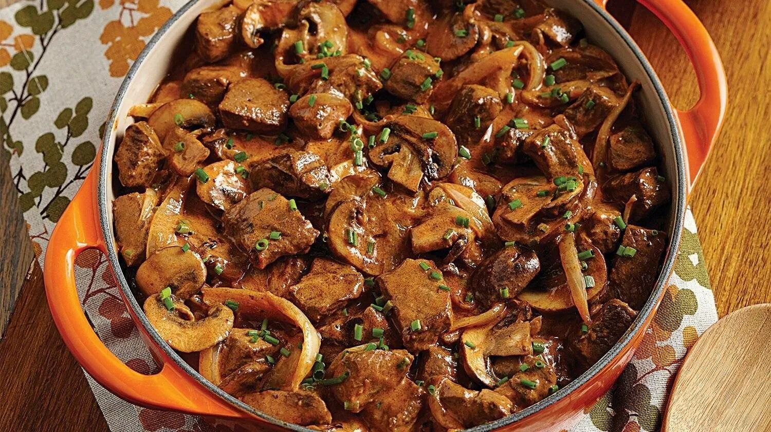 Говядина с шампиньонами рецепт. Boeuf Stroganoff. Beef Stroganoff. Говядина тушеная с грибами. Говядина с грибами и луком.