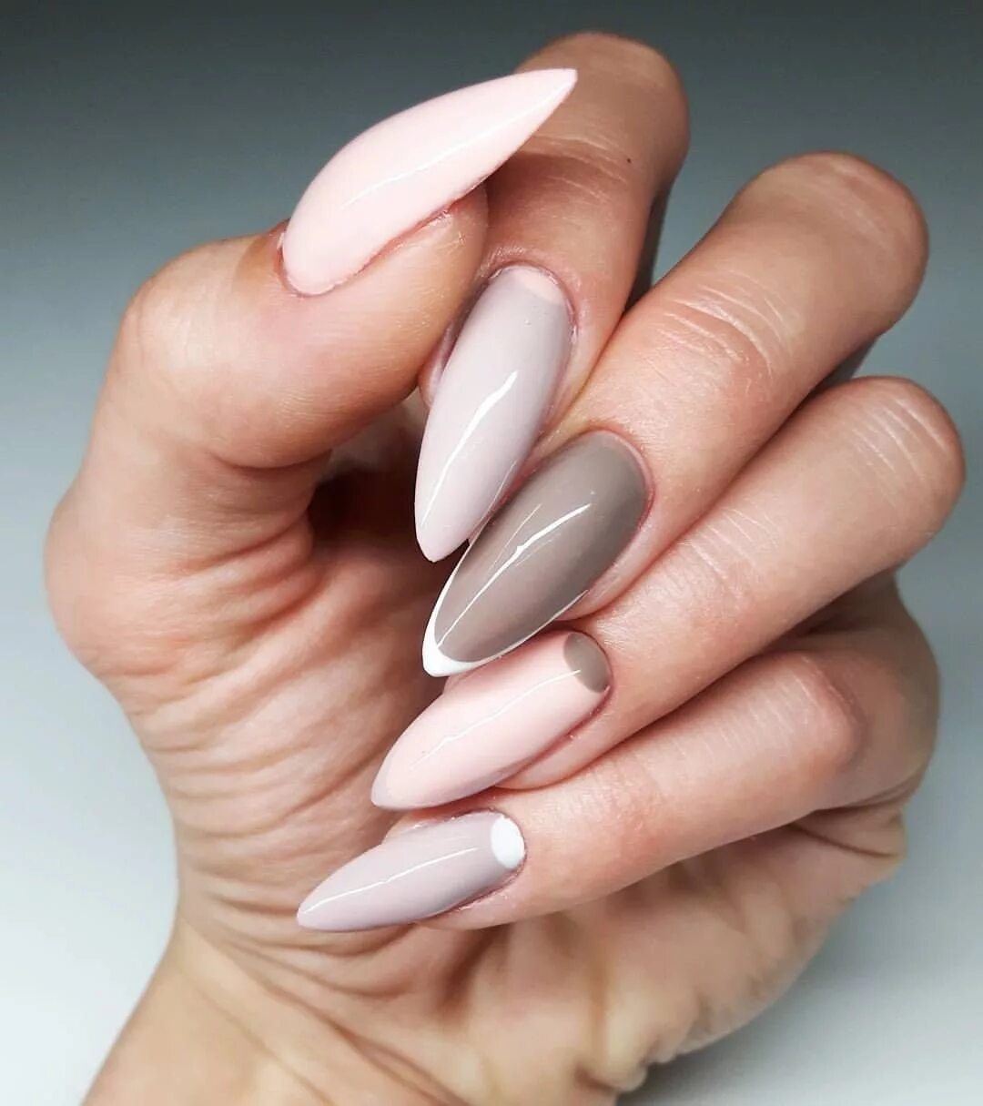 Как выглядят ногти миндаль. Как выглядят ногти миндаль. Нюдовый маникюр 2022 миндаль. Матовый нюд миндаль 2. Миндальные ногти средней длины.