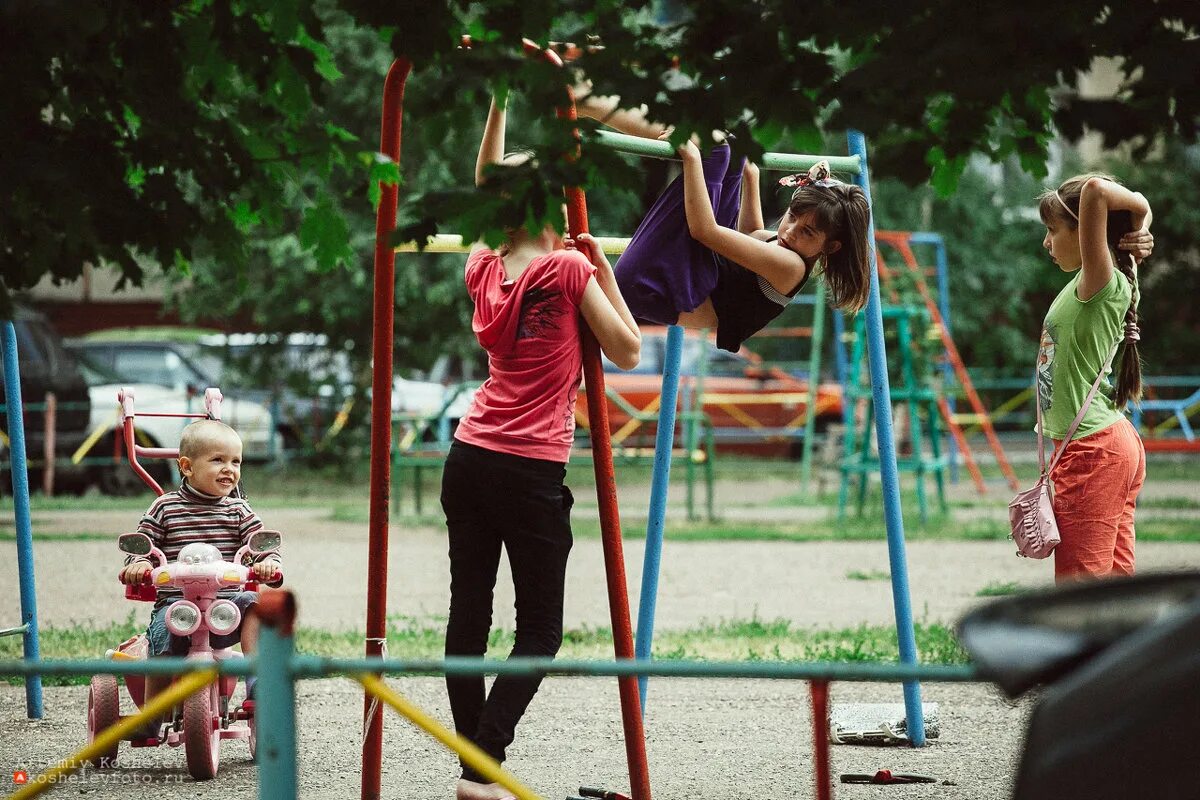 дети на спортивной площадке. на детской площадке. давай на площадку играть. на детской площадке. давай на площадку играть.