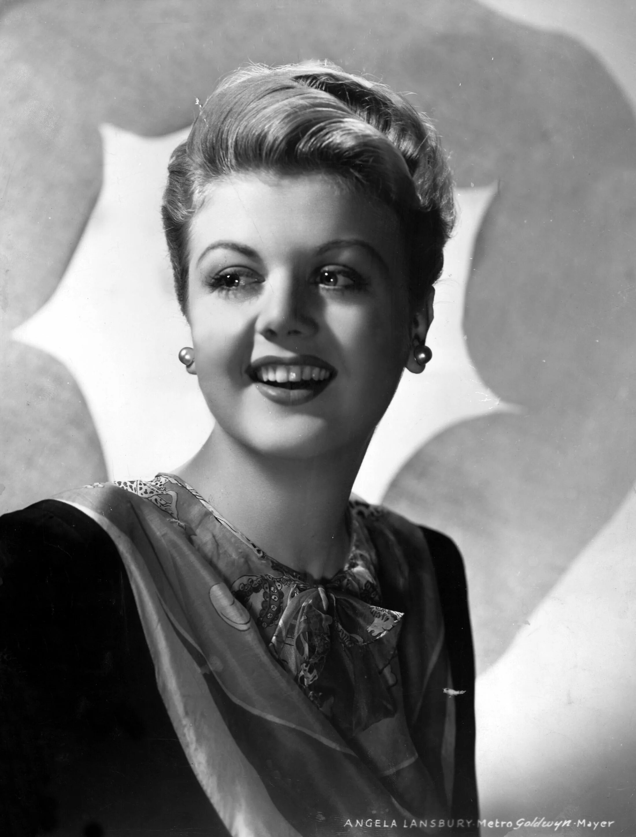 Angela hollywood. Джессика флетчер актриса. Энджела лэнсбери. Анджела лэнсбери три мушкетера. Анджела лэнсбери ножки.