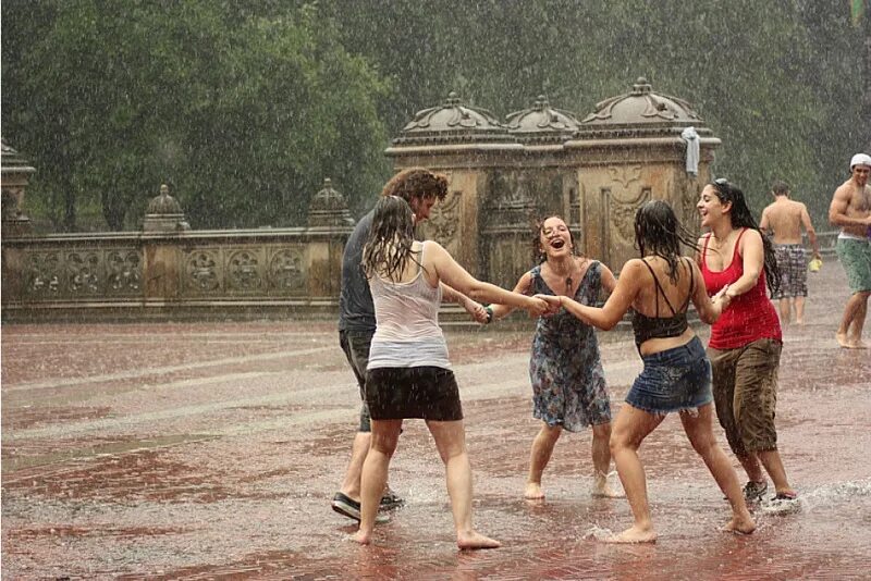 пьют под дождем. пьют под дождем. бухают под дождем. мужик курит под дождь. ливень.