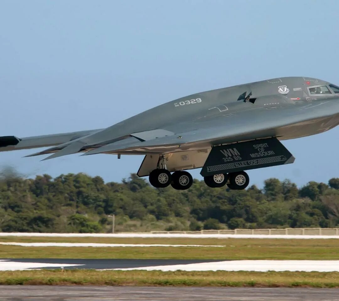 Northrop b 2 spirit характеристики. B-2 Spirit: стелс-бомбардировщик. Стелс самолет b2. Нортроп б-2 спирит. Стелс б2 спирит.