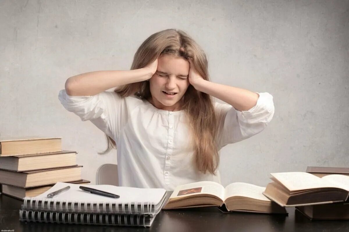 Stressed student. Страх перед экзаменом. Стресс перед экзаменом. Страх студента. Страх перед ЕГЭ.