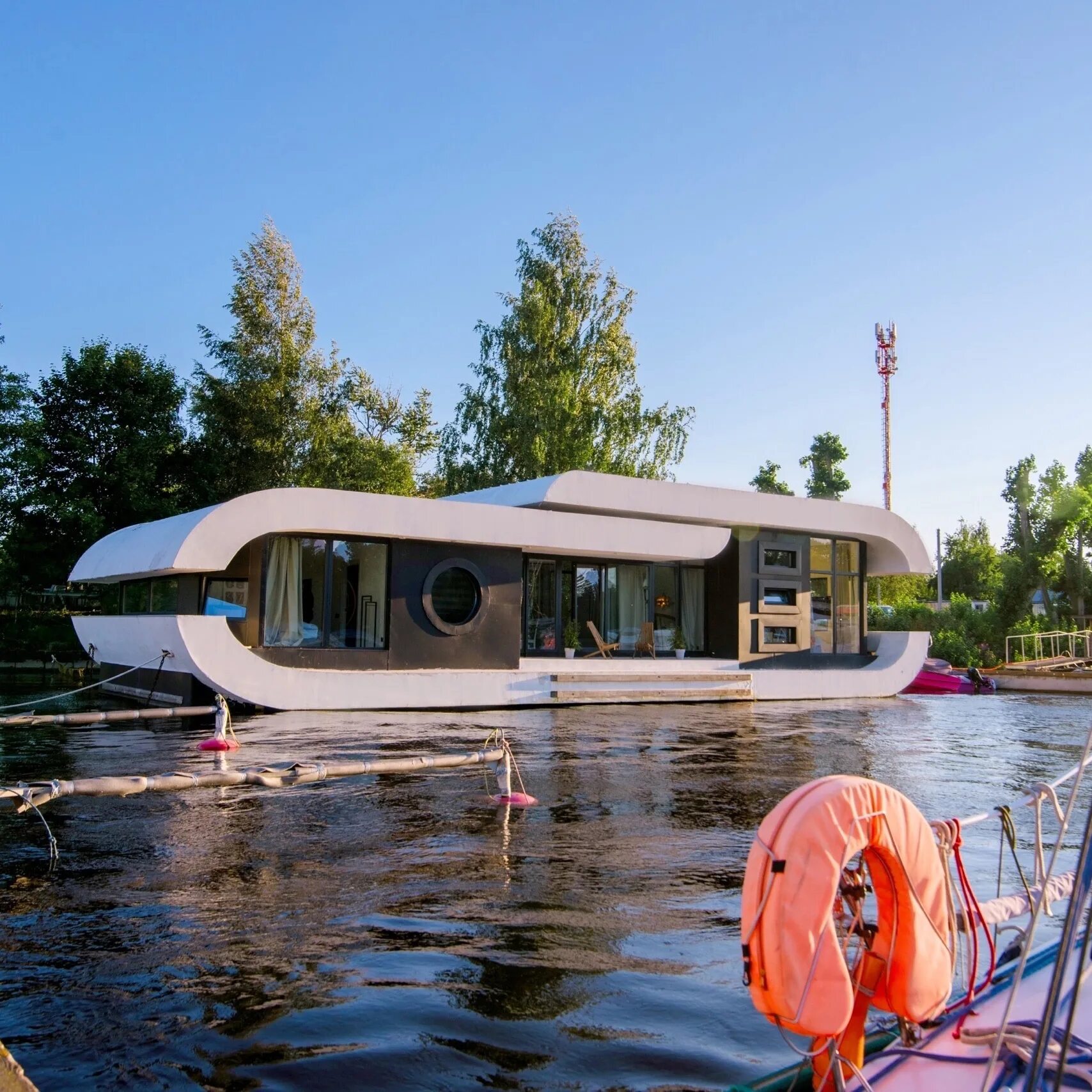 Дом на воде петербург. Плавучий отель на амазонке. Дом на воде крестовский остров. Aqua expeditions (перу). Набережная мартынова 92.