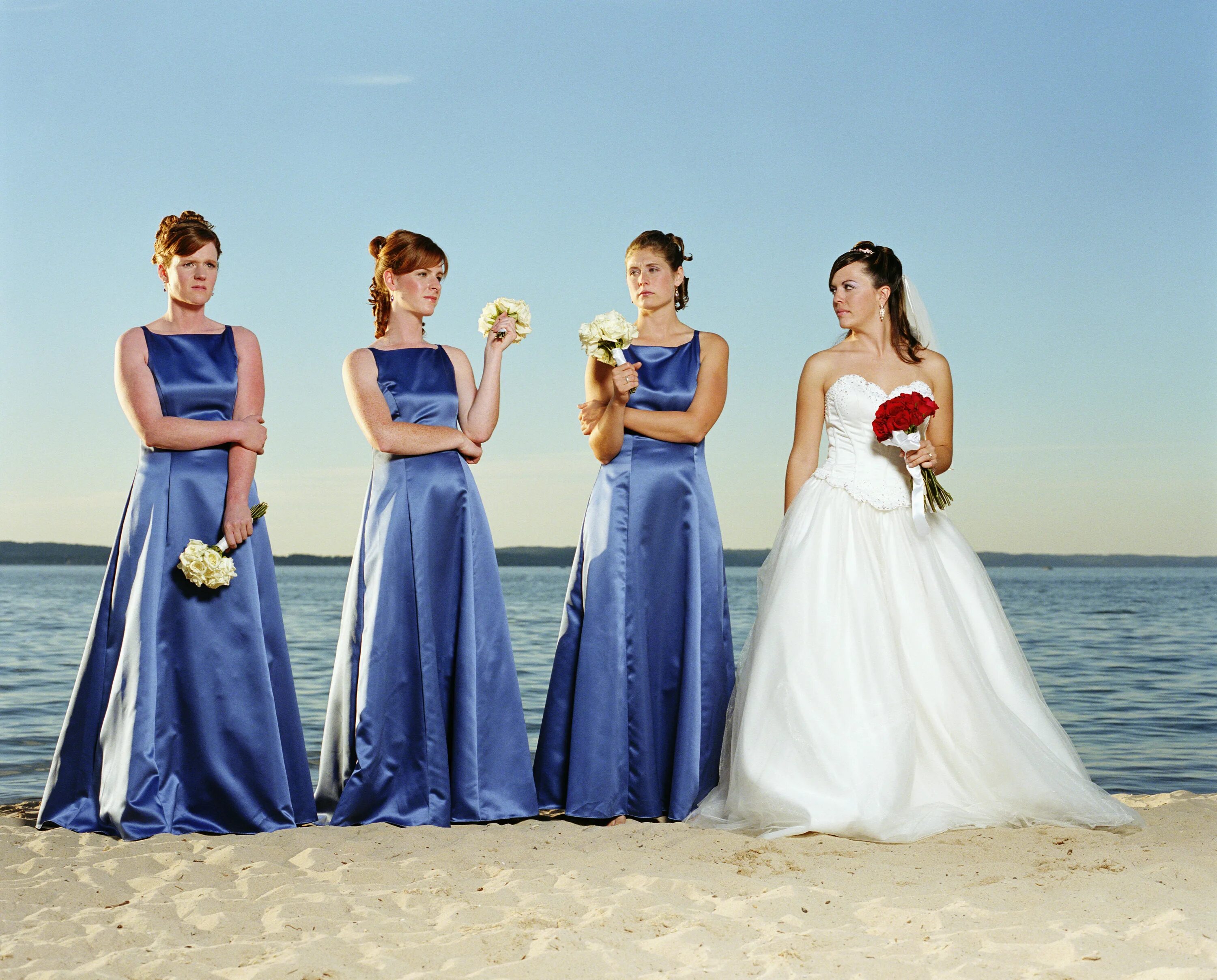Одинаковые в тоже время разные. Подружки невесты в одинаковых платьях. Подруги невесты в одинаковых платьях. Подружки невесты свадьба в морском стиле. Платье на свадьбу к подруге на море.