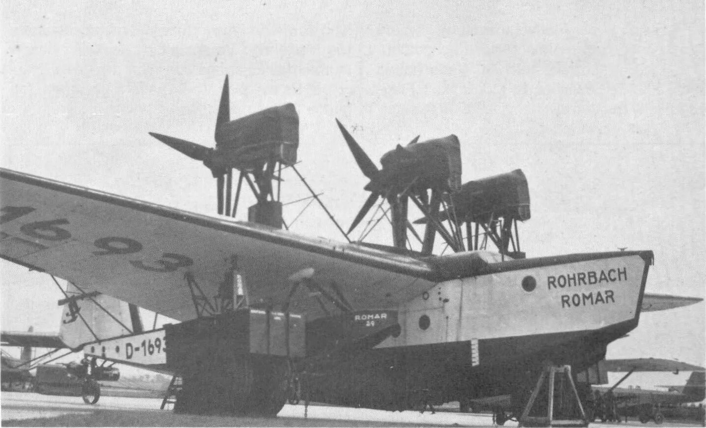 Пионер авиации 6 букв сканворд. Пионеры авиации. М-130 "philippine clipper. Чайна-клиппер летающая лодка сикорского. Николас кифер пионер авиации.