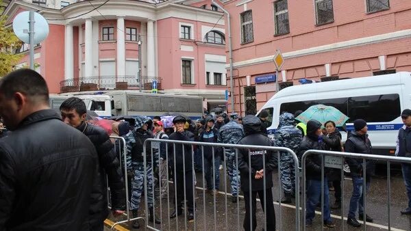 Киргизское посольство в москве. Кыргыз посольства Москва. Консульский отдел посольства Киргизии в Москве. Номер посольство Кыргызстана в Москве. Посольство Кыргызстана в Москве очередь.