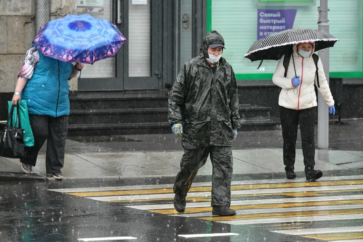 Идет ли сейчас дождь. Ужасный ливень. Ливень в столице. Ливень в Москве. Тропический ливень в Москве.