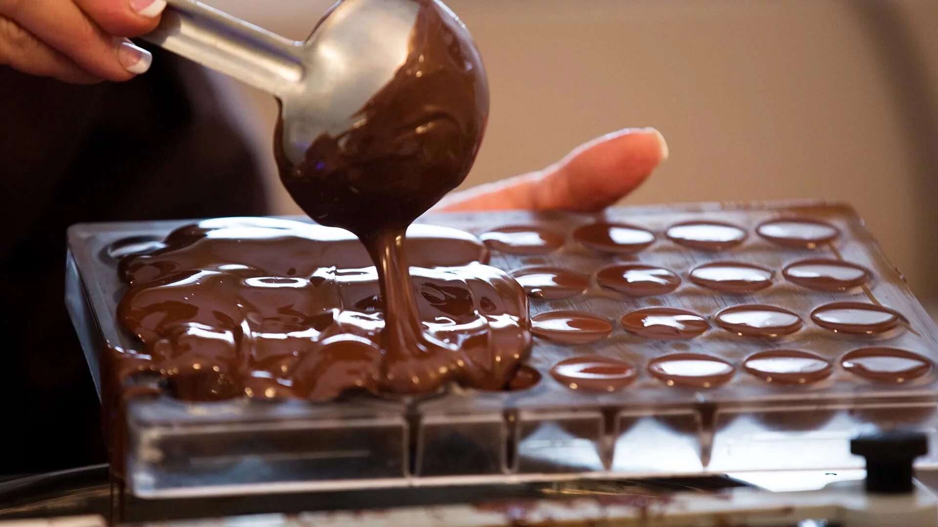 Шоколад в формах в домашних условиях. Домашний шоколад. Приготовление шоколада. Приготовление шоколадных конфет. Производство шоколада.