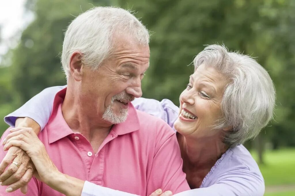 Счастливые старики. Влюбленная пожилая пара. Пожилые люди. Счастливые пенсионеры.