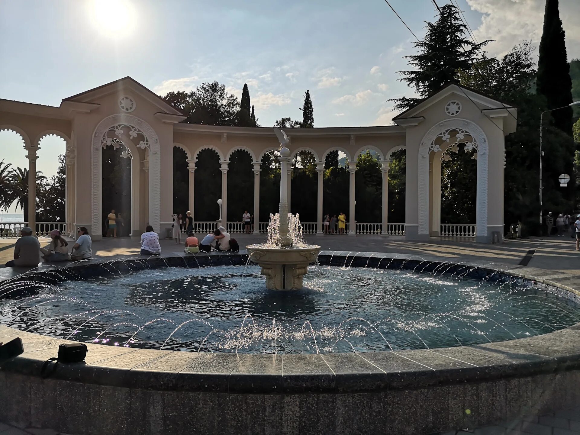 Колоннада в сухуми. Колоннада сухум. колоннада гагра. гагра колоннада жемчужина. абхазия старый парк.