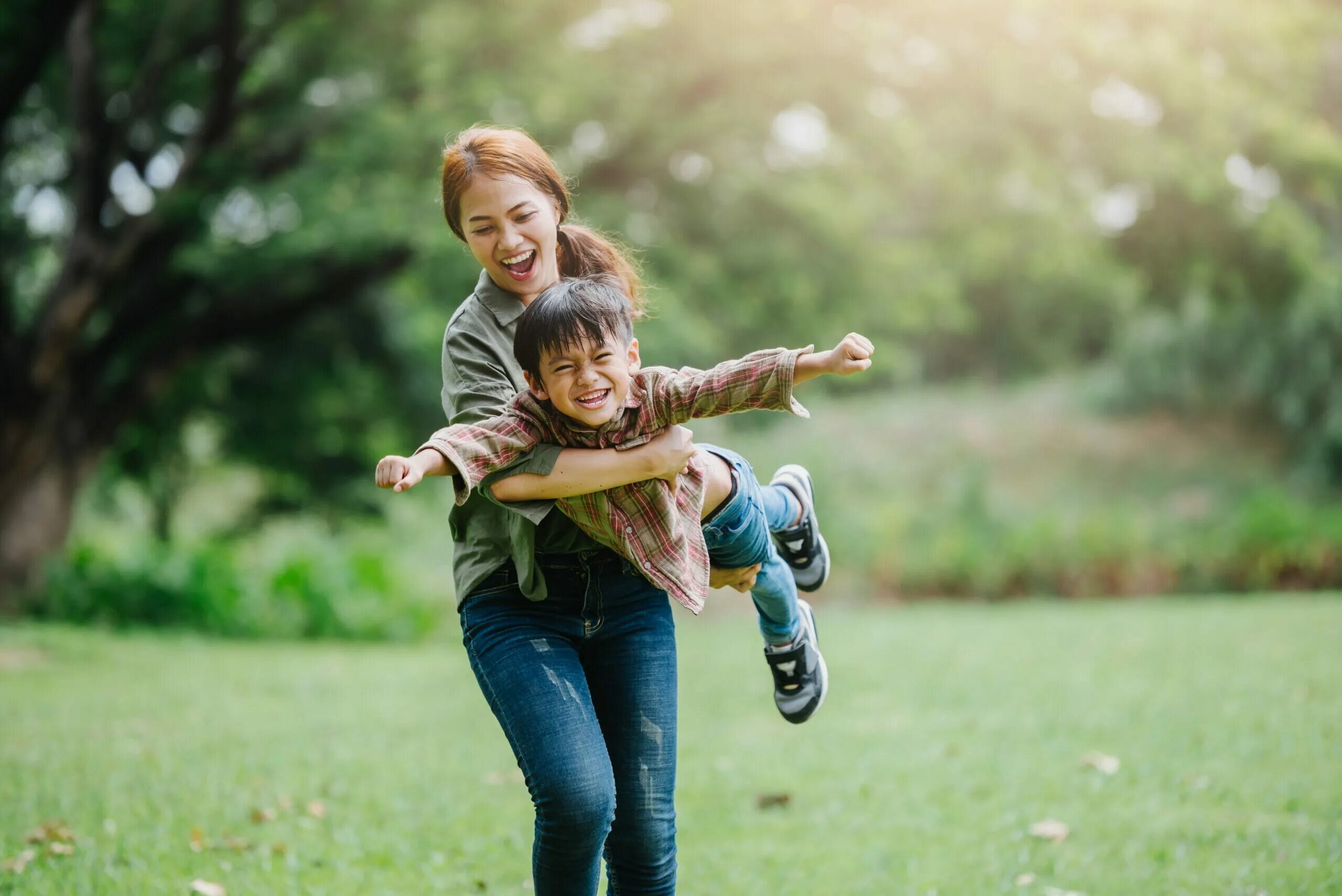 Playing with magic. Счастливый ребенок. Счастливый сын. Гармоничная семья. Children with parents.