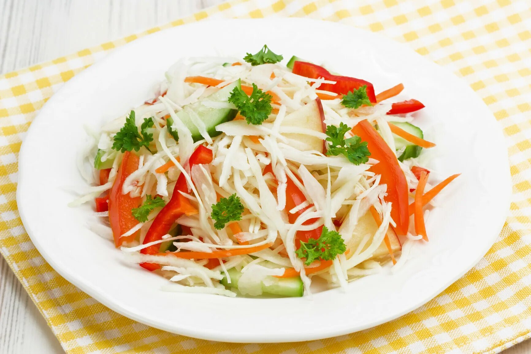 Салат капустный с перцем. Витаминный (капуста, перец, огурец, морковь) 100г - 35р. салат капуста паприка. салат из капусты с болгарским перцем. салат капуста морковь помидор.