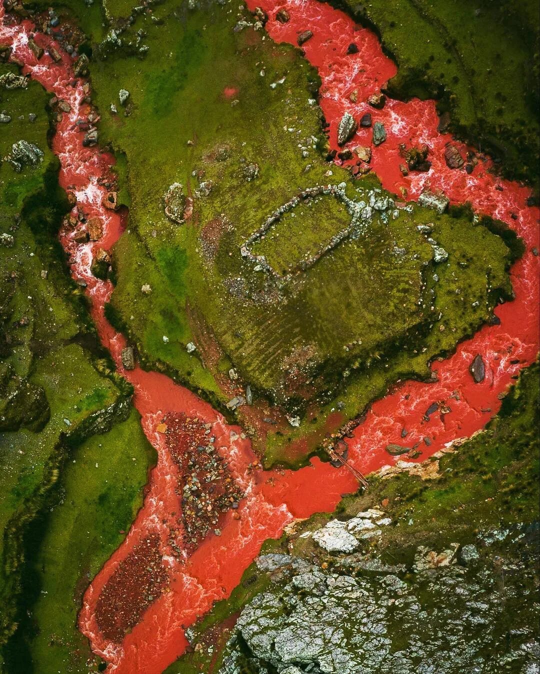Красная река Далдыкан. Красная река в Куско Перу. Красная река в долине Куско. Красная река в долинах Куско, Перу.