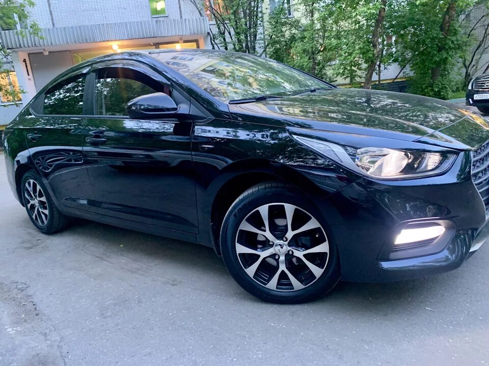 Солярис 2025 диски. Hyundai solaris 2025 черный. hyundai solaris 2017 черный. хендай солярис 2025 черный цвет. hyundai solaris черные диски.