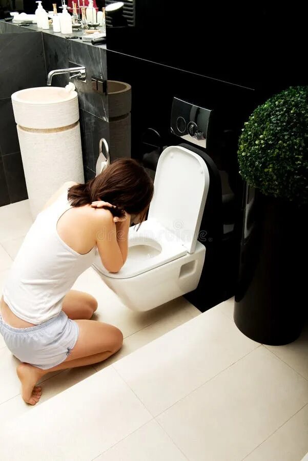 Девушка на унитазе с бутылкой. Девочка в туалете. Живопись унитаз. Необычные женские туалеты. Женщина на горшке.