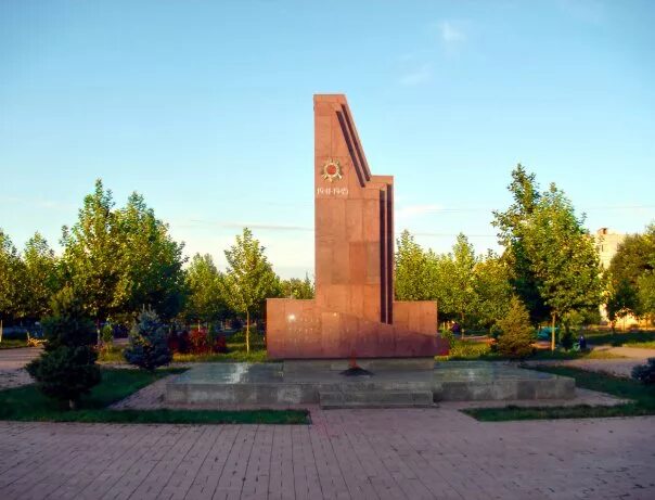 Каспийстрой дербент лого. Стелла избербаш. Город избербаш парк. Избербаш достопримечательности. Парк ленина избербаш.