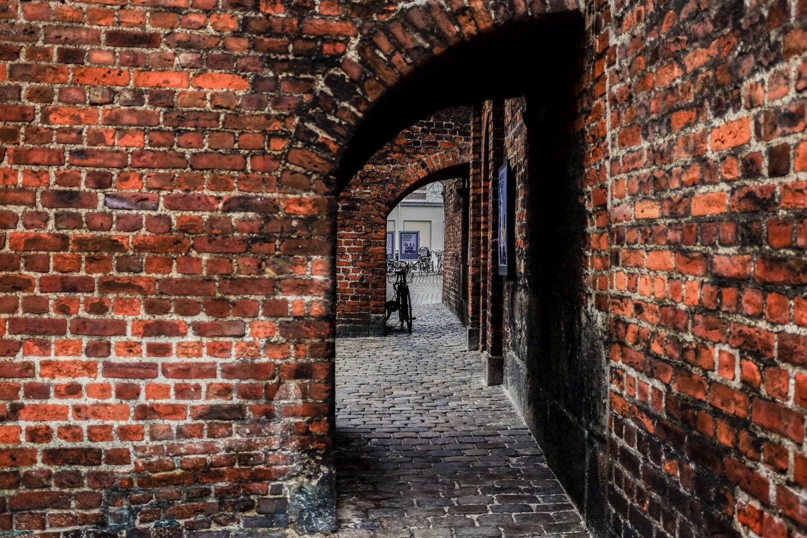 Кирпичное здание. Кирпичная стена здания. Brick street. Кирпичная стена здания. Переулки нью йорка.