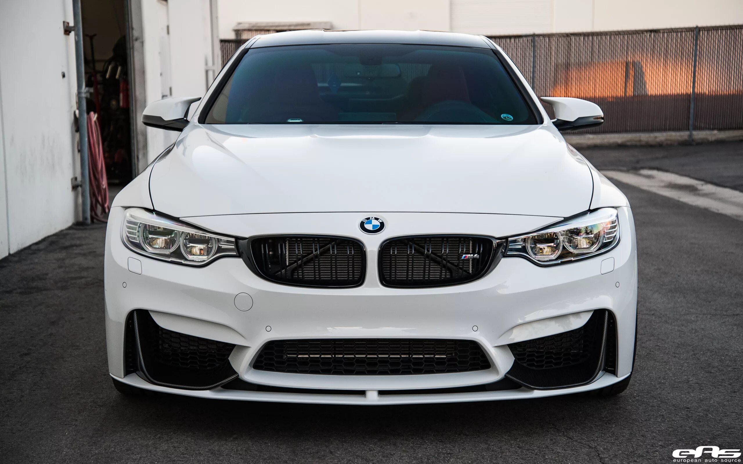 Адрес м5. BMW m4 White. BMW m4 белая. BMW м4 белая. БМВ м4 Компетишн белая.