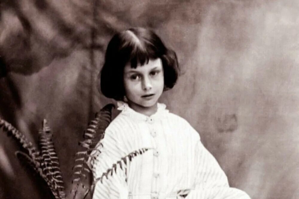 Alice lewis. Алиса Лидделл и Льюис Кэрролл. Льюис Кэрролл с Алисой Лиддел. Прототип Алисы Льюиса Кэрролла. Алиса Лидделл (1852-1934.
