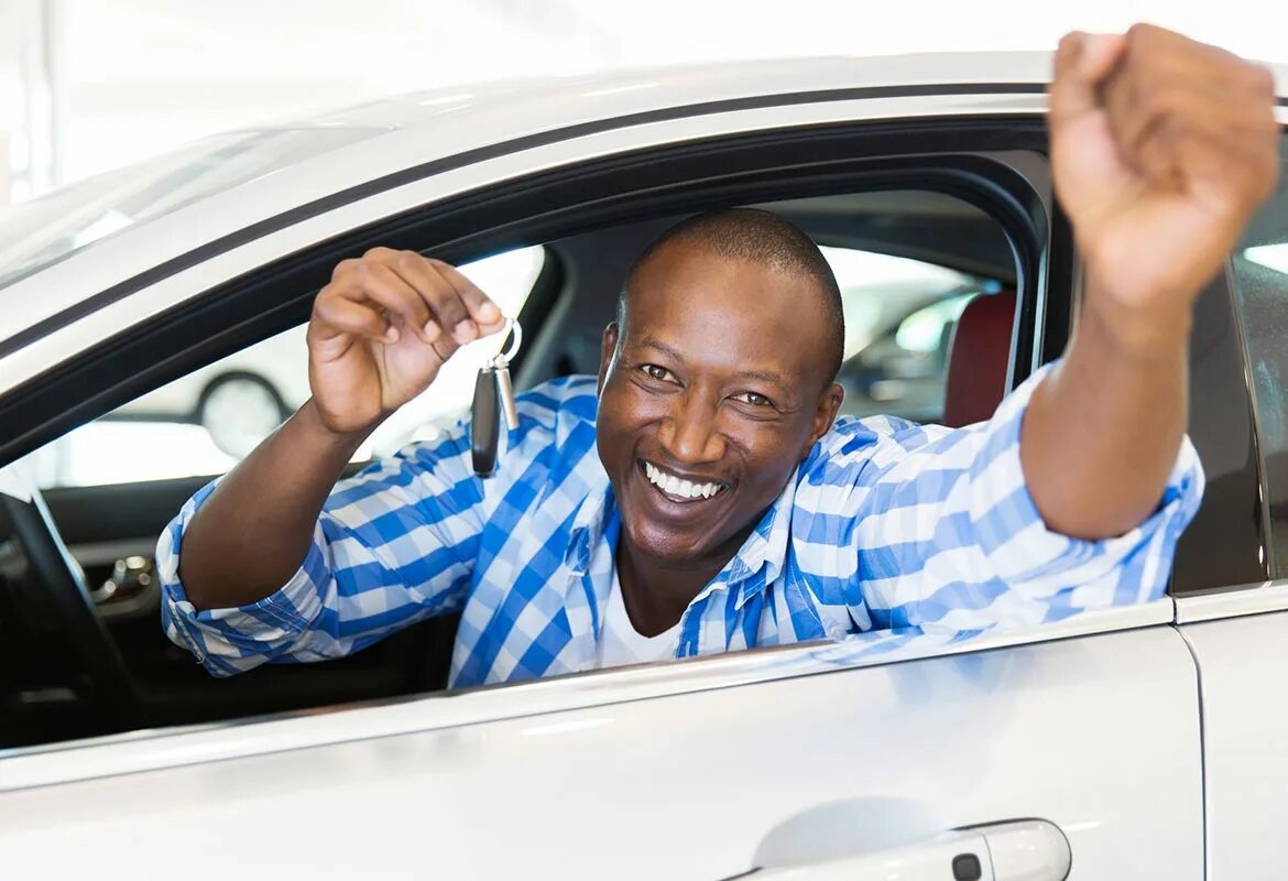 African man. I am buying a New car картинки. African man near a car parking. Man showing his New car.