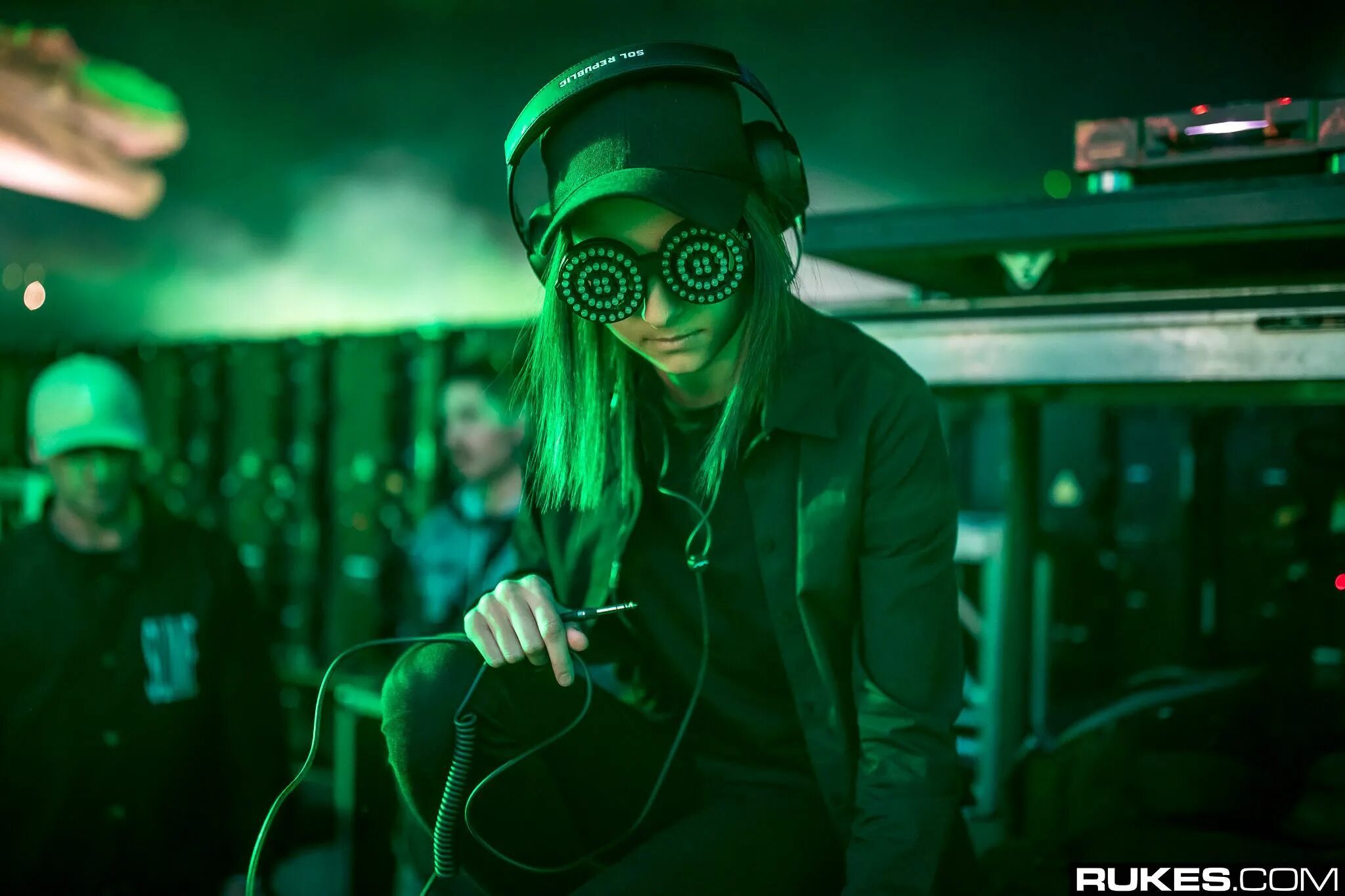 Rezz give in to you. Rezz канадский диджей. rezz - lost (zepra flip). rezz - lost art. rezz высококачественная фото.