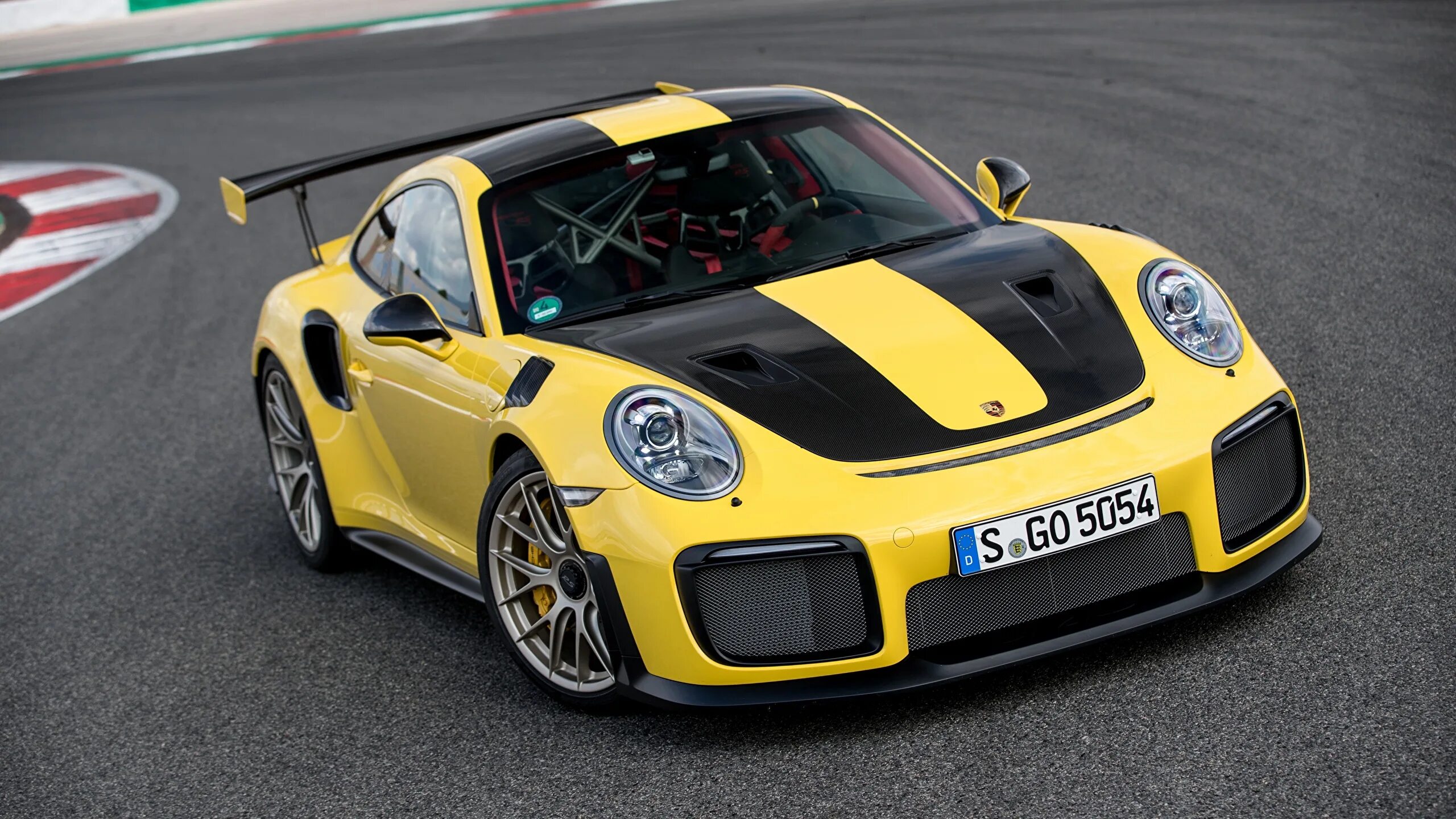 Как играть в желтую машину. Porshe 911 gt2. Porsche gt2 RS. Порше 911 gt2 RS. Porsche 911 gt2 RS желтый.