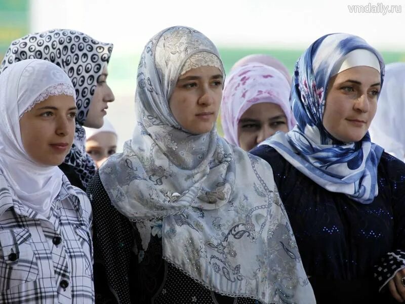 женщины молятся в мечети. одежда в мечеть. мусульмане в мечети женщины. одежда в мечеть. женский зал в мечети.