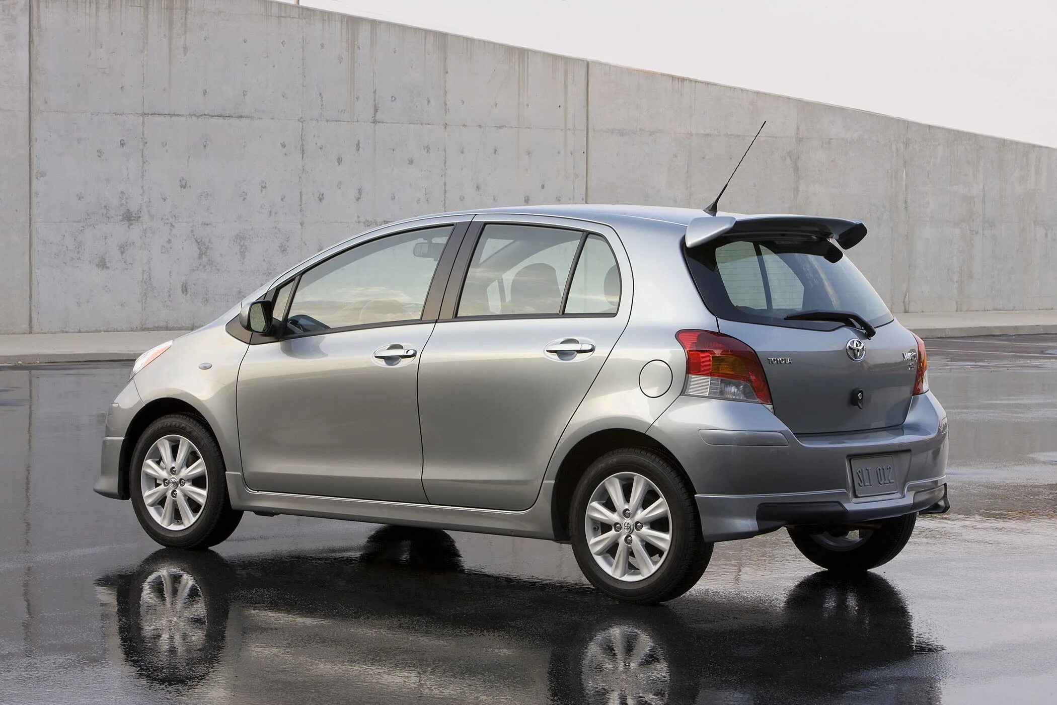 Левые автомобили. Toyota Yaris 2010. Toyota Yaris 2009 1.3. Toyota Yaris 2009. Тойота Ярис s 2008.