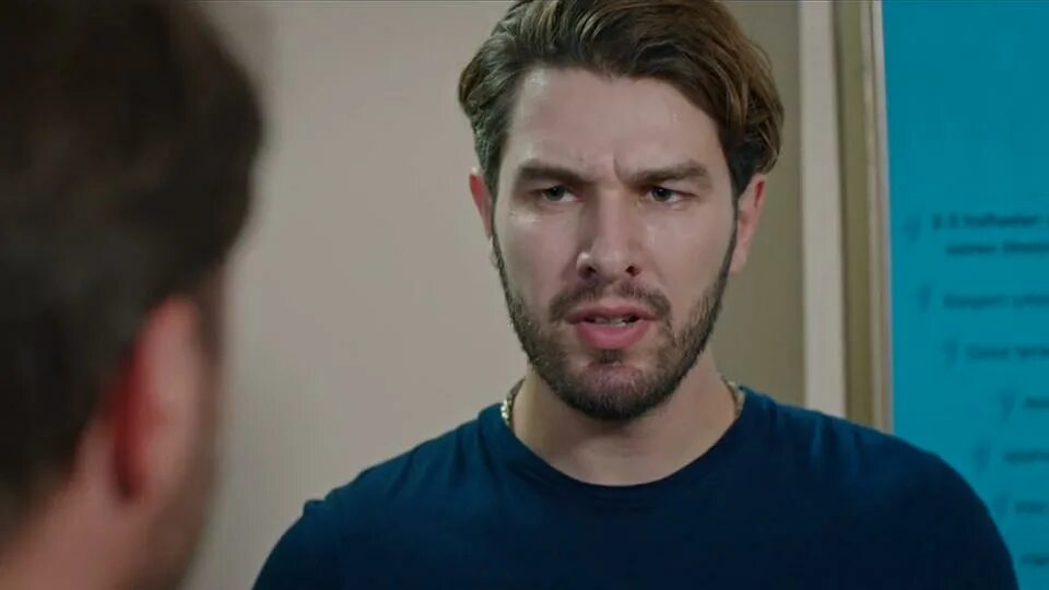 Son cikis сериал. Последний выход 2015. Ход королевы последняя серия. Последний выход. Айхан озен режиссер.