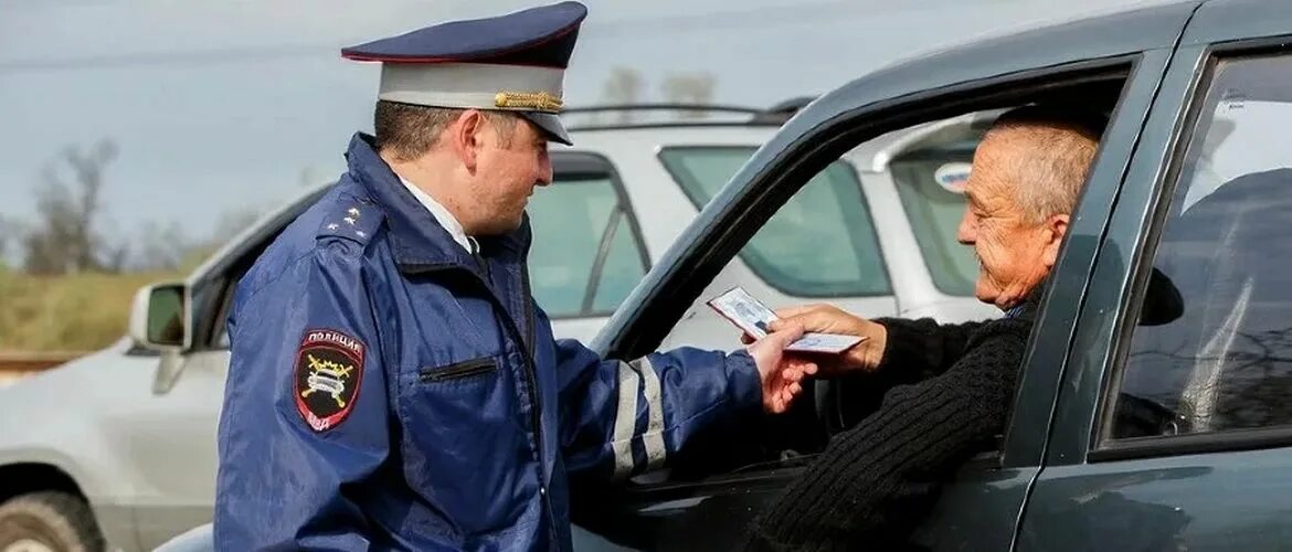 Остановившись старик. Инспектор ДПС. Остановили гаишники. Остановил сотрудник ГИБДД. ДПСНИК остановил.