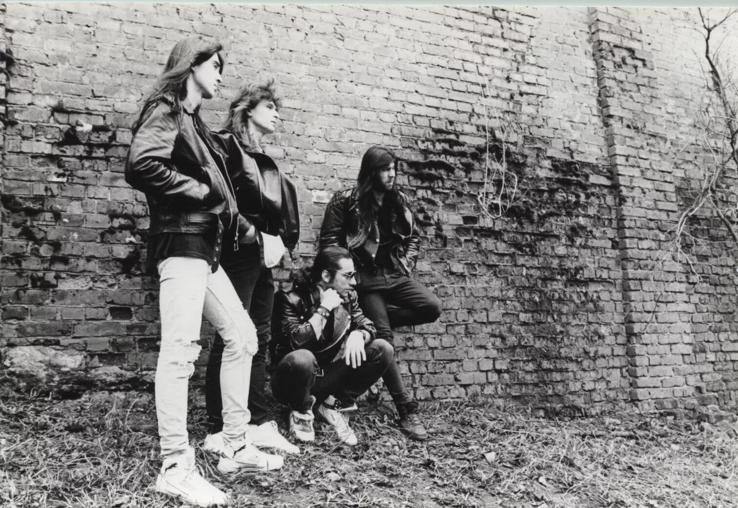 Слушать крупнова черный. Черный обелиск 1988. Черный обелиск 1988. Черный обелиск 1988. Бас гитара анатолия крупнова.