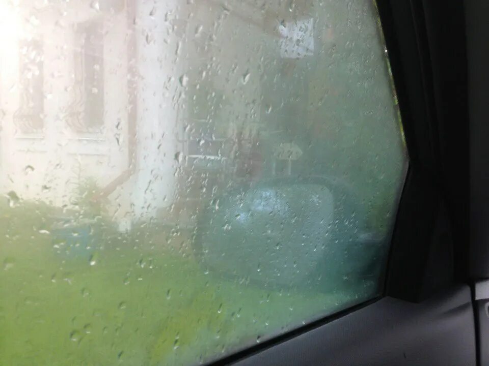 Потеет лобовое Солярис 2011. Запотевшие стекла автомобиля. Запотевшее стекло в машине. Запотевание стекол Солярис.