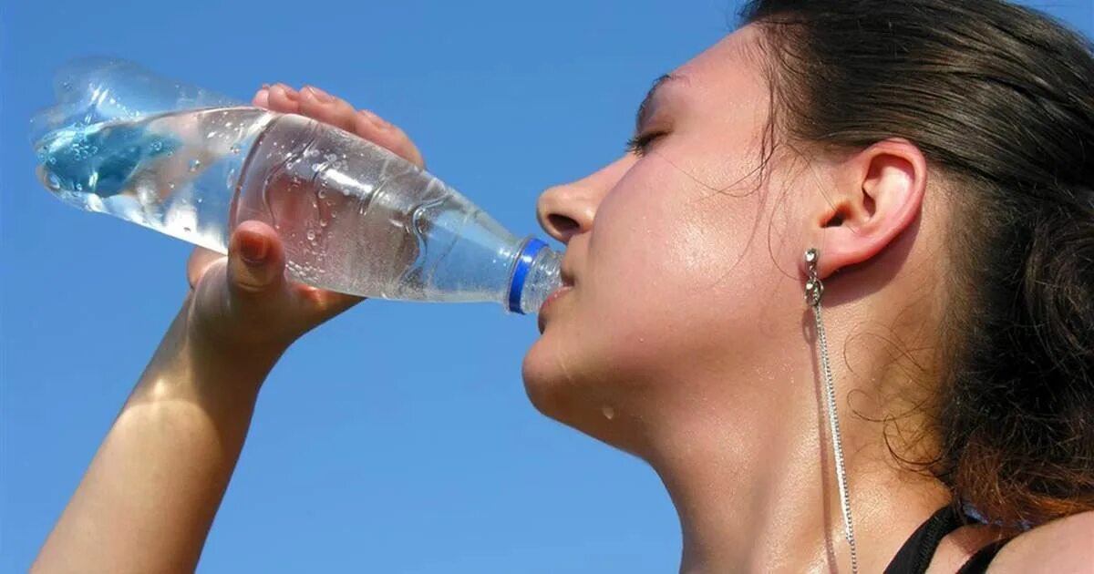 Пить воду. Человек пьет воду. Питьевая вода. Питье воды. Погода холодная вода