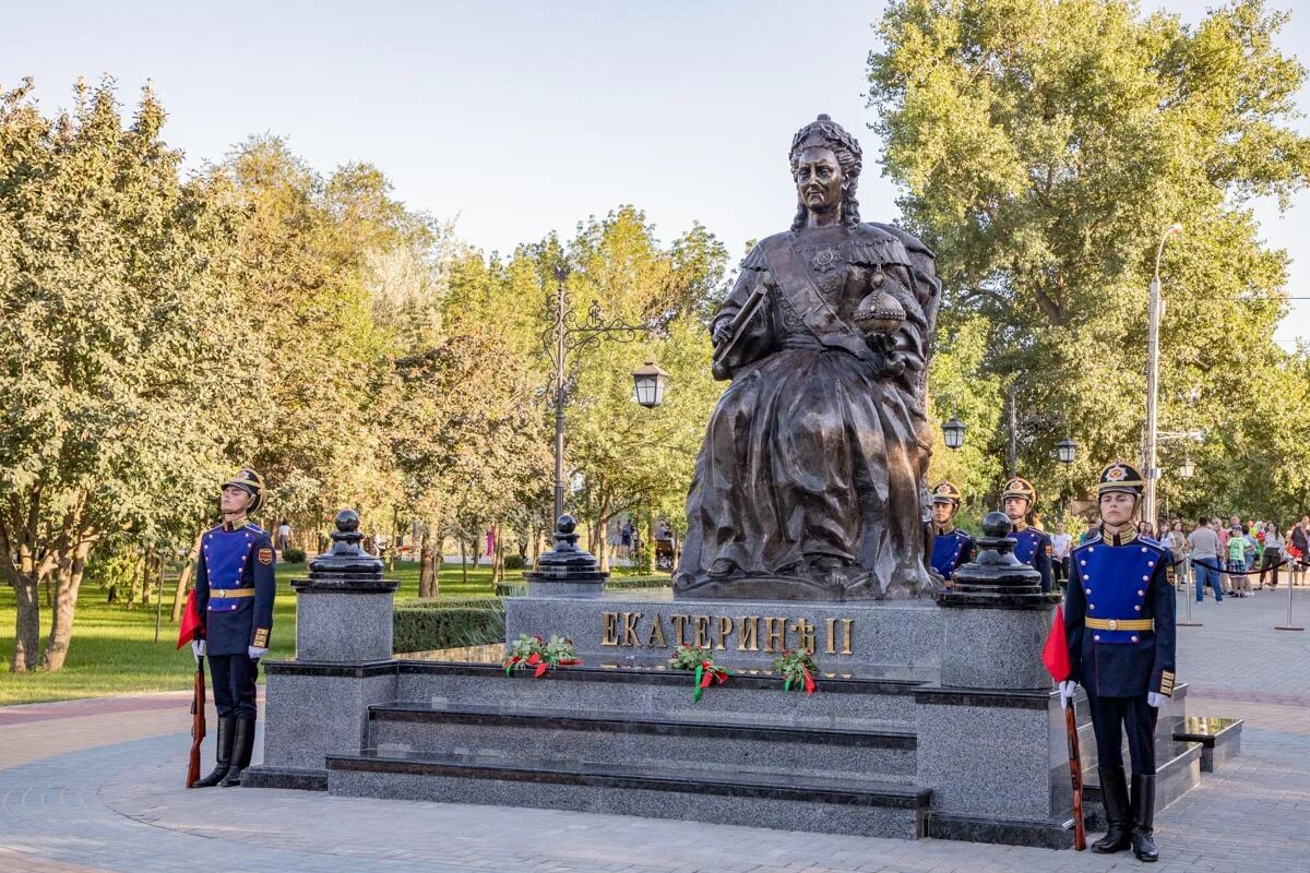 Слободзея приднестровье. Памятники приднестровье. Памятники приднестровье. Памятники приднестровье. Памятник екатерине 2 в тирасполе.