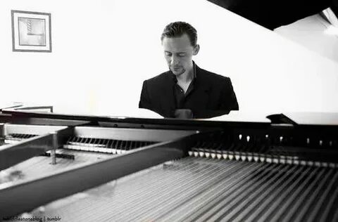 Tom play the piano