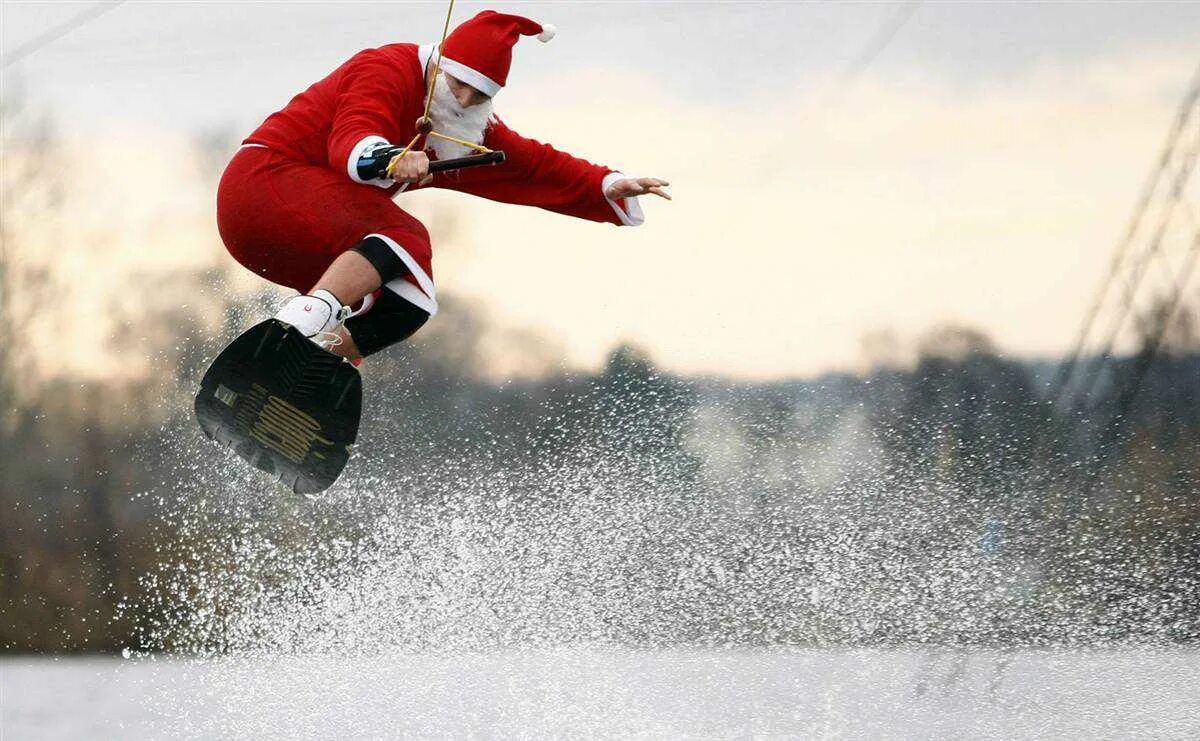 Новый год спортсмена. Спортивный новый год. Новогодний спорт. Спортивный дед Мороз. Дед Мороз прыгает.