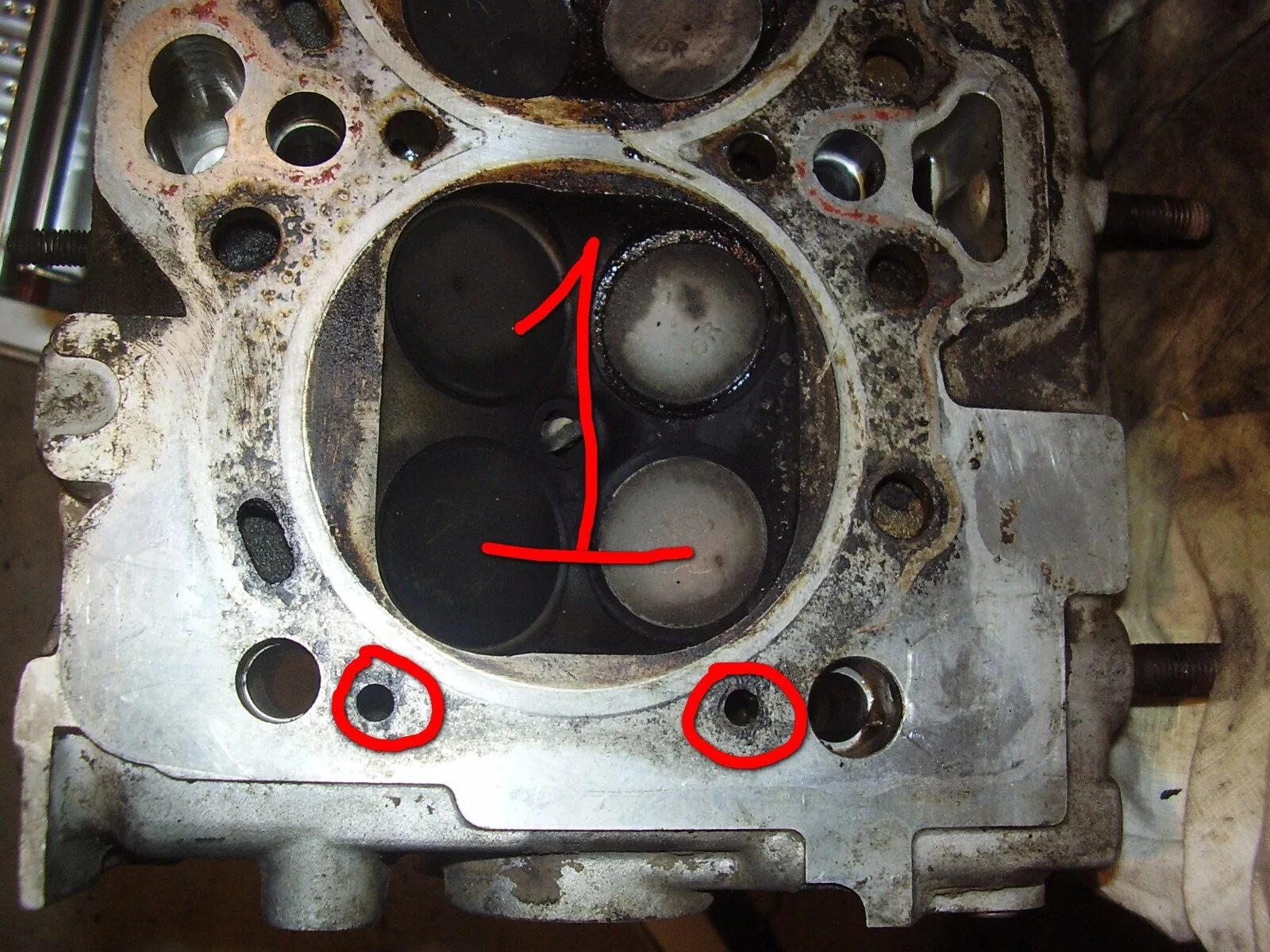 Признаки пробития прокладки. Клапана 2109 прогар. Пробой прокладки ГБЦ ВАЗ 8кл. Прогар головки блока цилиндров. Пробитая прокладка ГБЦ Нива.