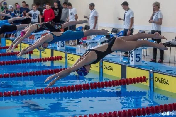 Спортивное плавание. Плавание айронмен. Бег прыжки спорт плавание. Ironman триатлон. Триатлон заплыв.